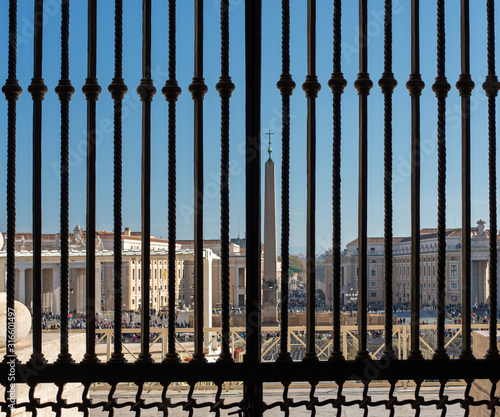Obraz na płótnie Iron gate and arch at entrance of Saint Peter's Basilica at St. Peter's Square in Vatican City w salonie