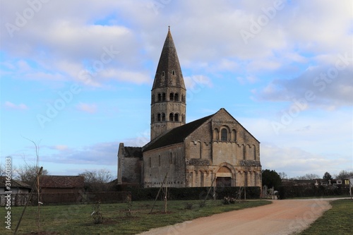 Eglise Saint André dans le village de Saint André de Bagé - Département de l'Ain - Construite au 12 ème siècle - Vue extérieure