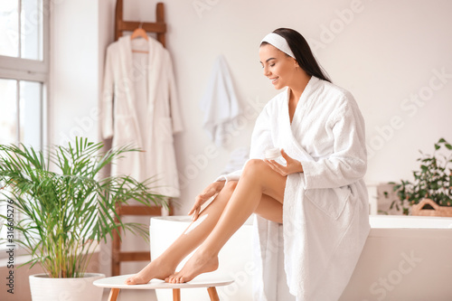 Beautiful young woman apply...