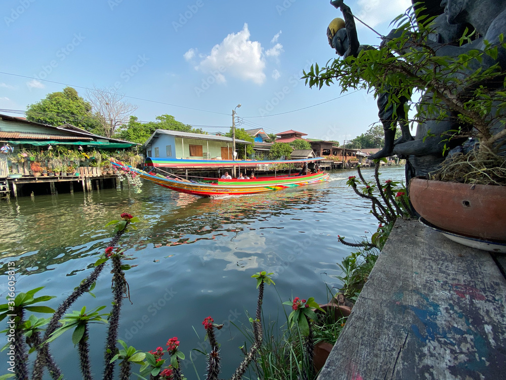 Asien Boot auf Fluss mit Holzhütten