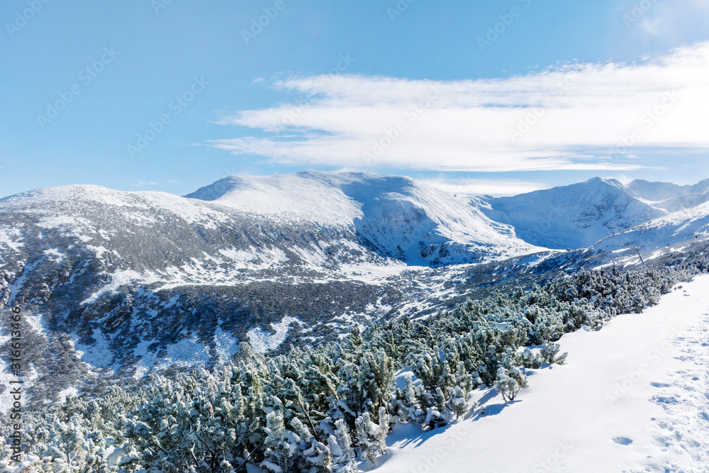 Obraz premium Beautiful Winter Mountain Landscape in a Sunny Day