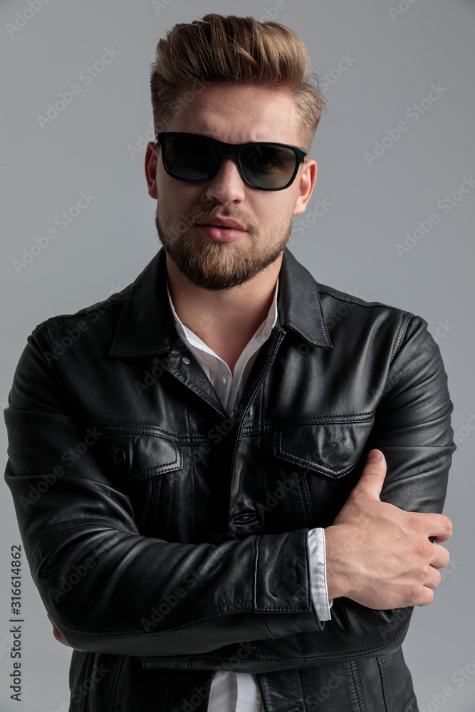 Naklejka premium sexy young model wearing leather jacket and sunglasses