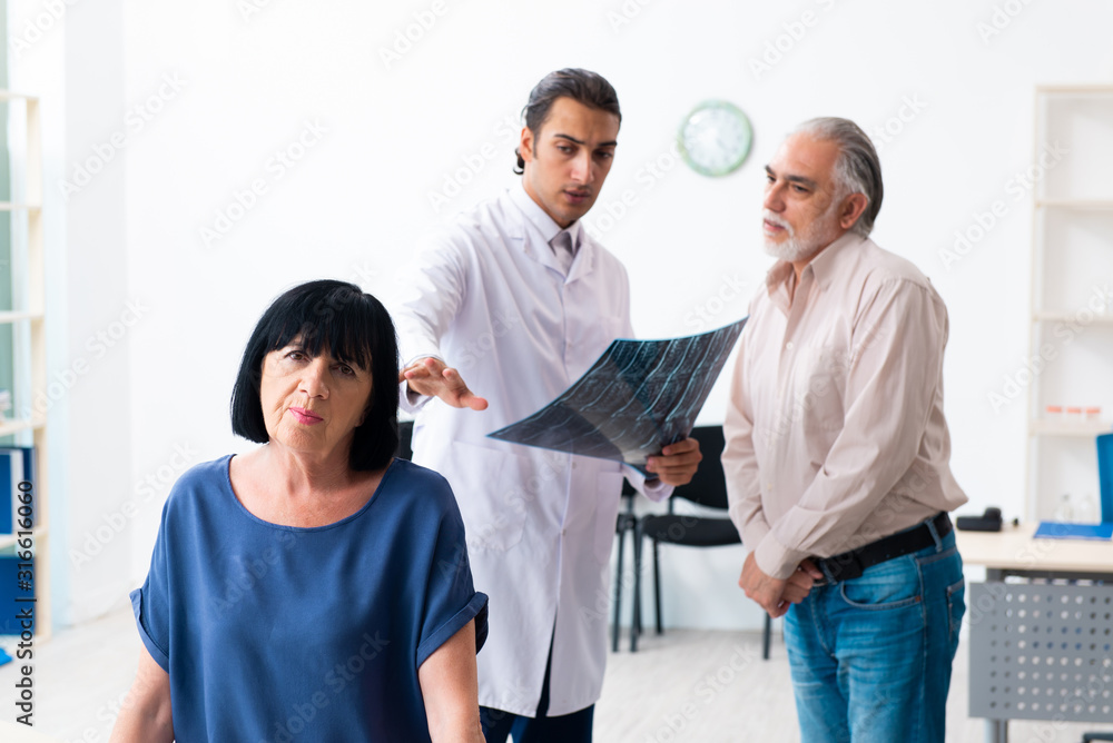 Obraz premium Old couple visiting young male doctor