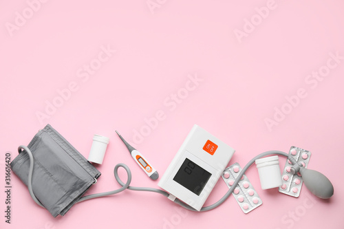 Cuadro en lienzo Composition with sphygmomanometer on color background