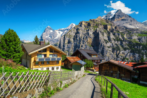 Фотография Wooden lodges and flowery gardens in Murren mountain resort, Switzerland