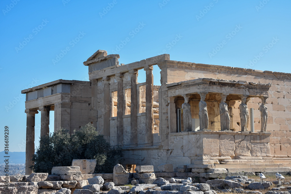 Cariátides y Acrópolis de Atenas, Grecia.