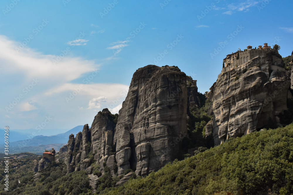 Montañas y monasterio de Meteora en la población de Calambaka, Grecia.