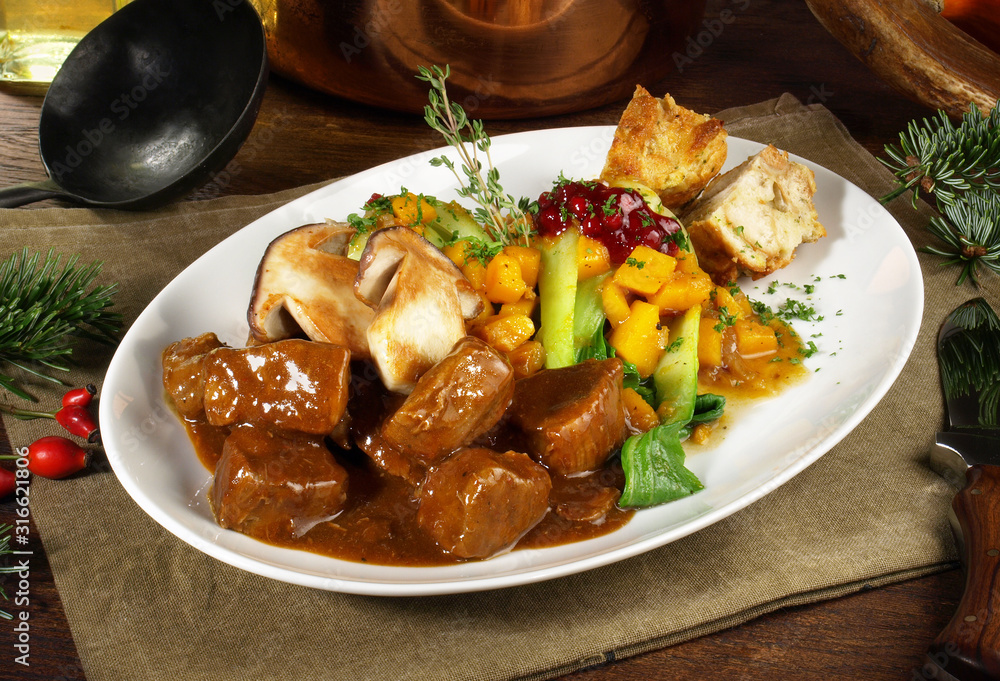 Hirschgulasch mit Steinpilze, Gemüse und Semmelknödel