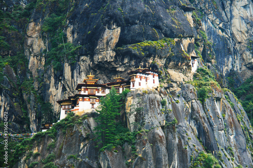 Königreich Bhutan, Himalaya Gebirge, hohe Bergwand, schwer zugänglich, Kloster Tigernest, zu Fuß, hunderte Treppen, schmale Pfade, Urlaub, Reisen, Asien, Kloster, Mönche, Bergkloster photo