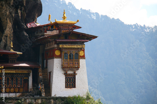 Königreich Bhutan, Himalaya Gebirge, hohe Bergwand, schwer zugänglich, Kloster Tigernest, zu Fuß, hunderte Treppen, schmale Pfade, Urlaub, Reisen, Asien, Kloster, Mönche, Bergkloster photo