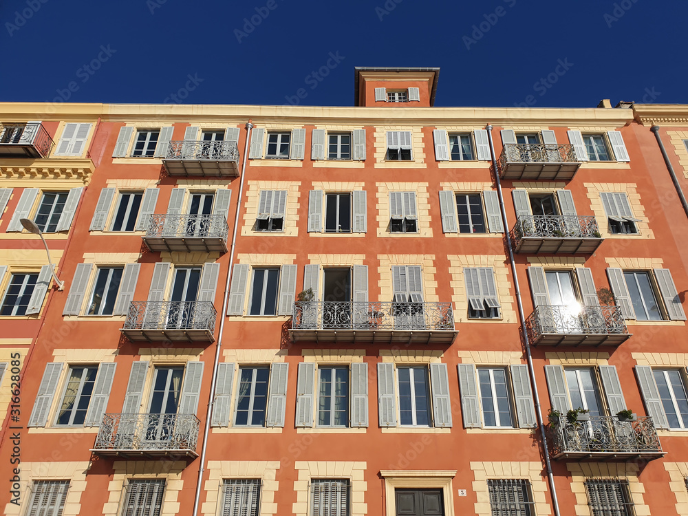 Orange Fassade eines Gebäudes in Nizza