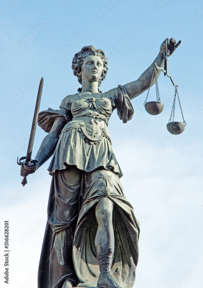 Justiz, Gerechtigkeitssymbol, Statue auf dem Gerechtigkeitsbrunnen, Wahrzeichen der Stadt Frankfurt a.M.