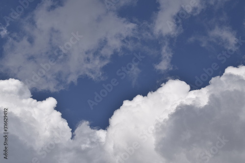 Céu azul com nuvem cumulus branca e cinza