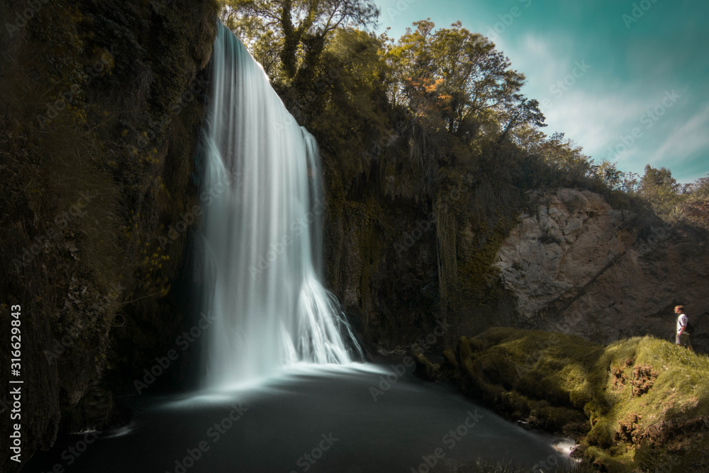 cascada en mitad de el bosque cascada en mitad de el bosque