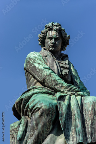 Tableau sur toile Sculpture of Ludwig van Beethoven in Vienna