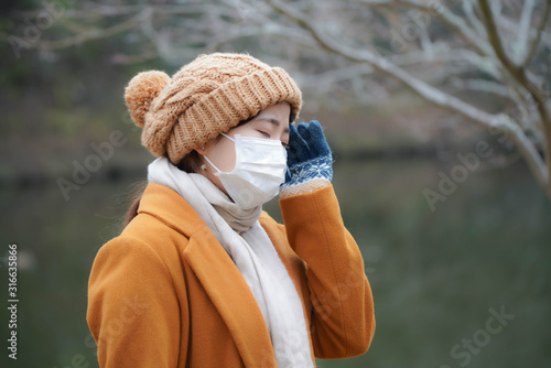 マスクをした若い女性