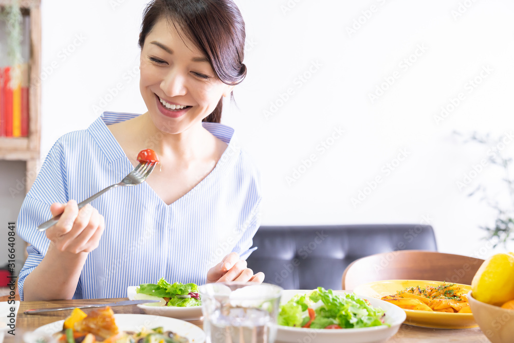 食事をする女性 食事をする女性