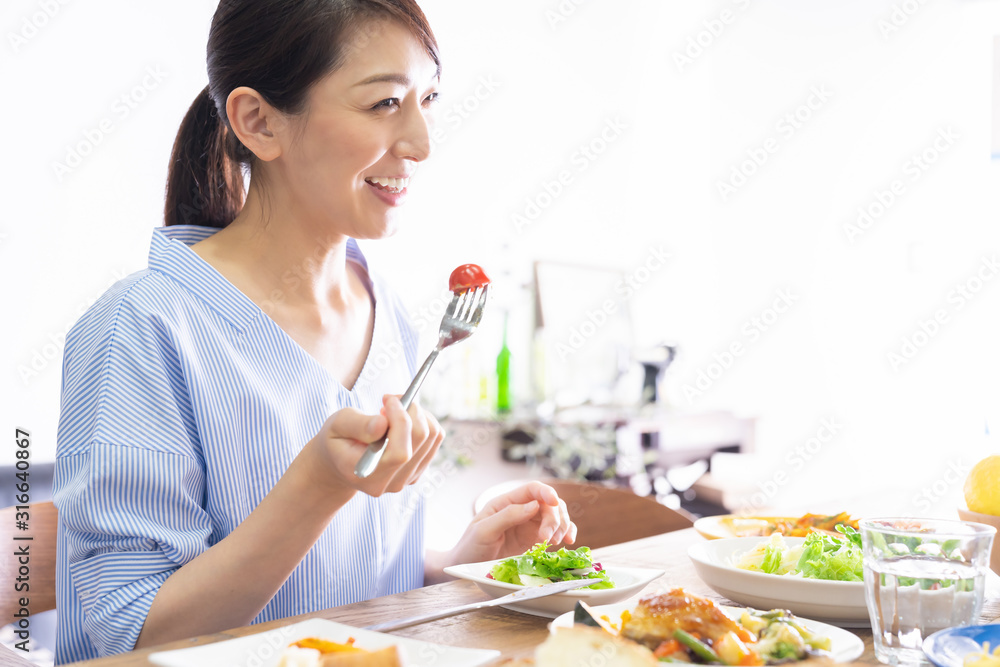 食事をする女性