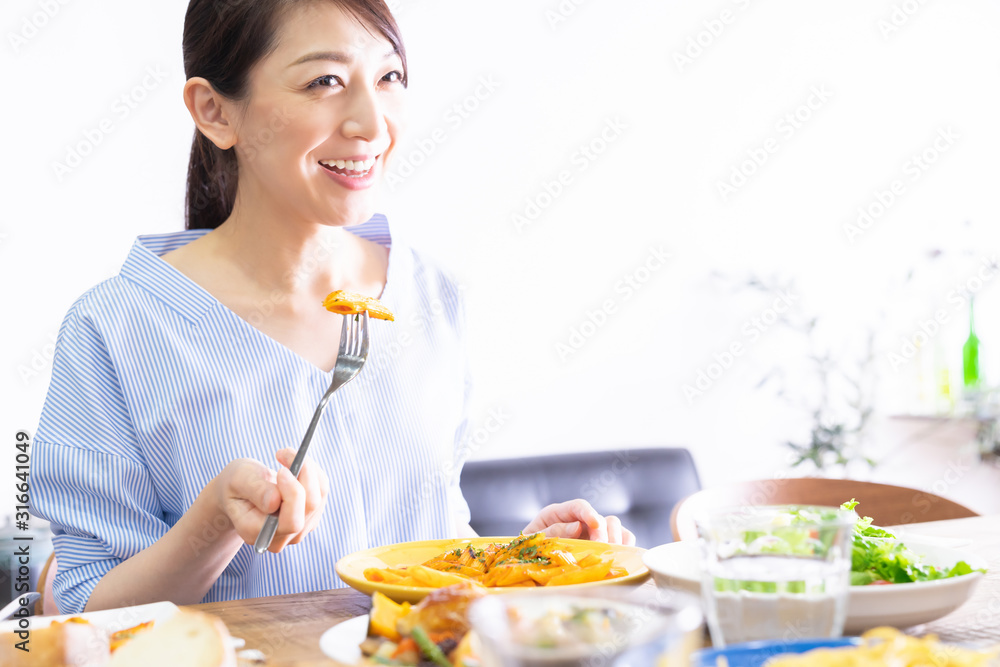 食事をする女性