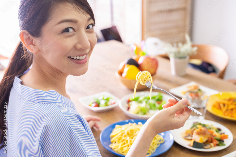 食事をする女性