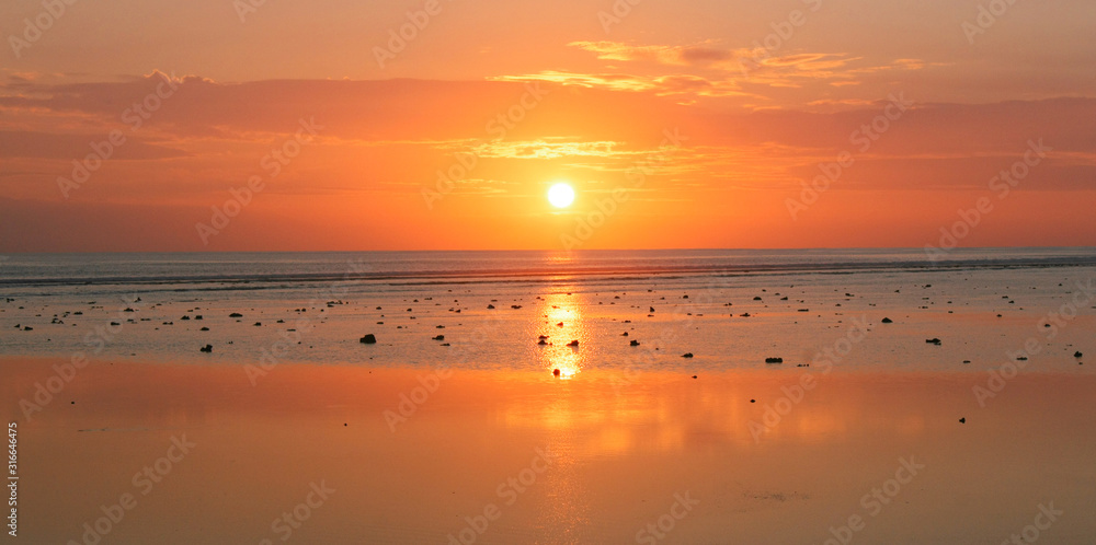 Sonnenuntergang am Meer in Indonesien