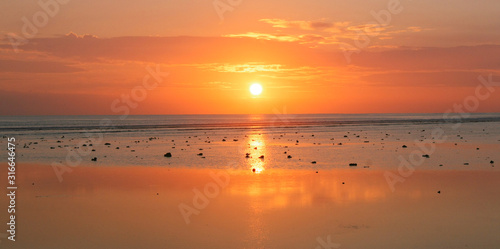 Sonnenuntergang am Meer in Indonesien © Isabel