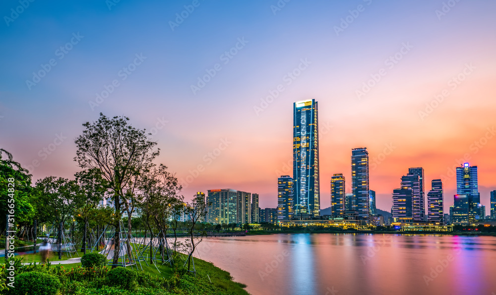 Fototapeta premium Nowoczesny budynek biurowy i miejska panorama w dzielnicy finansowej Shenzhen.