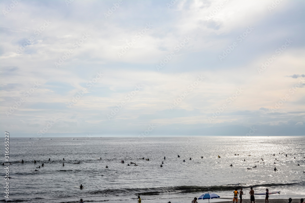 神奈川県藤沢市江ノ島で見た午後の海水浴場
