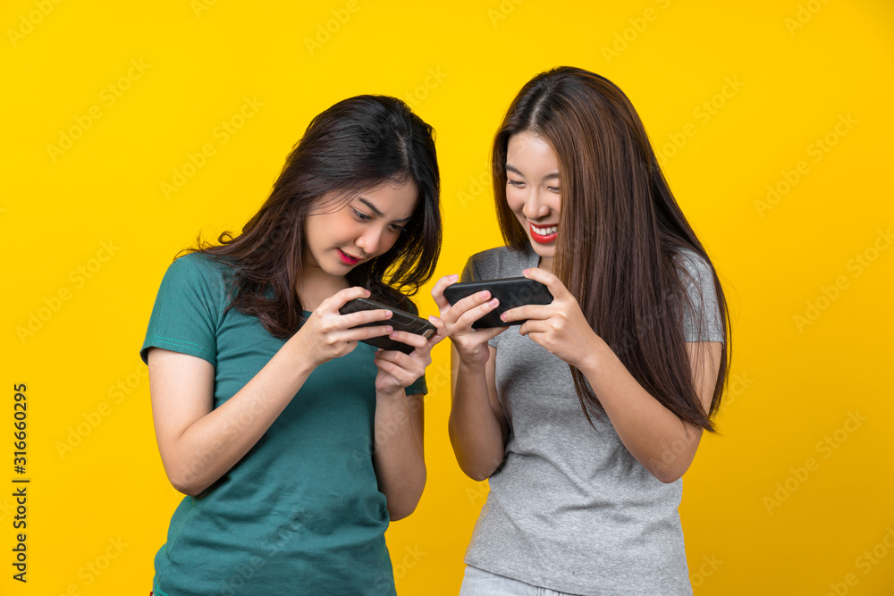 30,080 Women Playing Games Mobile Phones Images, Stock Photos & Vectors