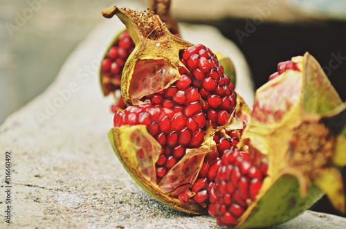 Fruta granada madura recien cortada photo