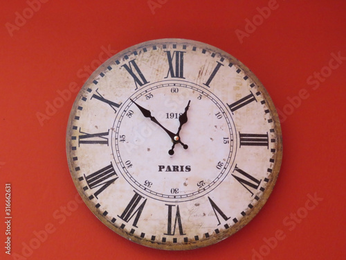 Obraz na płótnie antiguo reloj sobre pared roja
