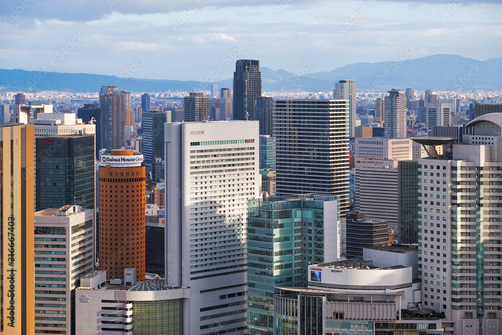 Fototapeta premium Herbis Plaza w centrum wieżowca przed stacją JR Osaka. Osaka. Japonia