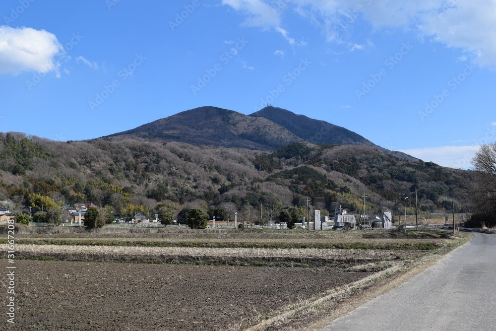筑波山 日本百名山 日本百景 関東の富士見百景 日本の地質百選に選定されている 標高877mの筑波山です 男体山と女体山 の２つの峰を持ち 古くから信仰の山として栄えてきました Stock Photo Adobe Stock