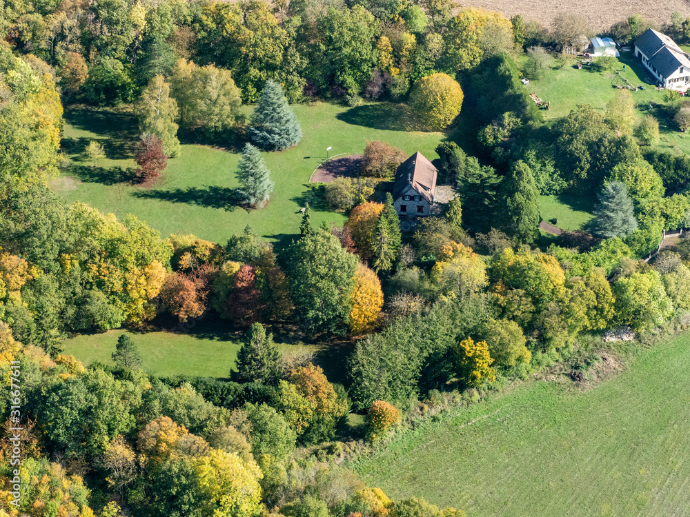 vue aérienne de la campagne à l'automne à Villette dans les Yvelines en France