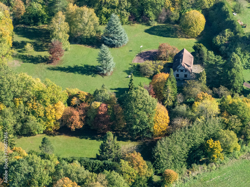 vue aérienne de la campagne à l'automne à Villette dans les Yvelines en France