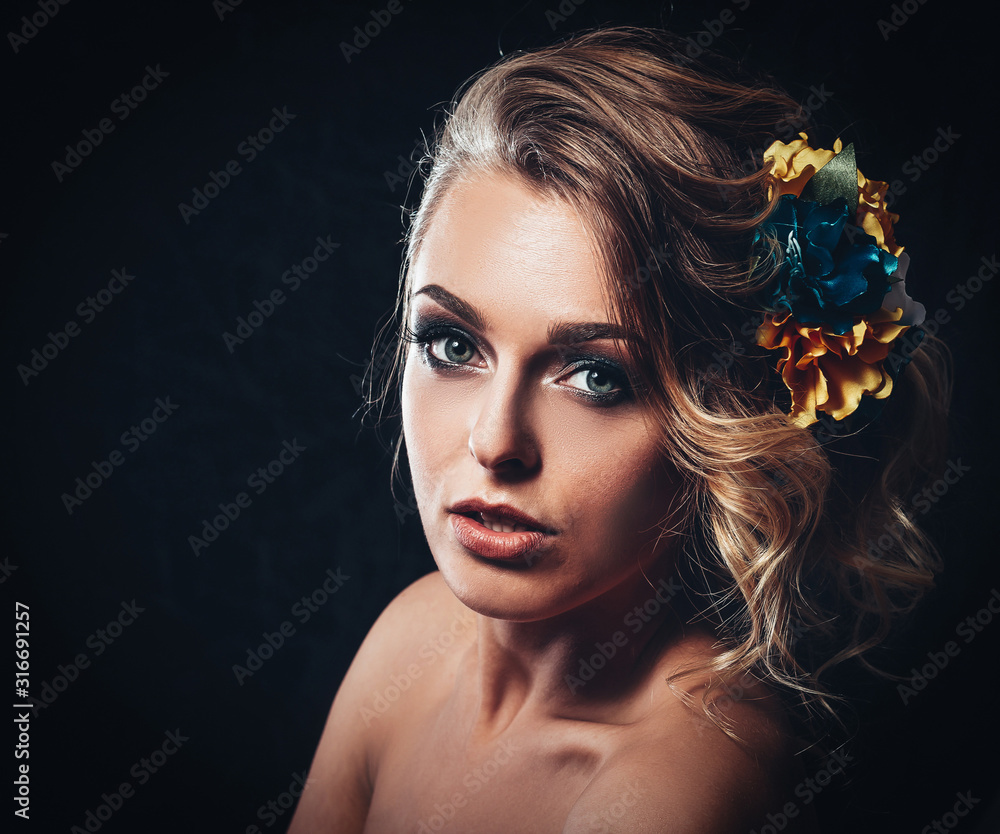 Naklejka premium beautiful young female model posing in front of camera.