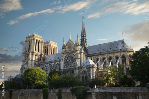 Notre Dame de Paris © Aliaksei