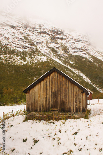 Holzhütte in winterlicher Berglandschaft Norwegen