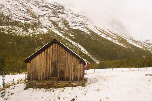 Holzhütte in winterlicher Berglandschaft Norwegen
