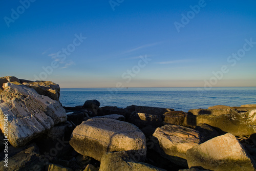 Scogliera sul mare