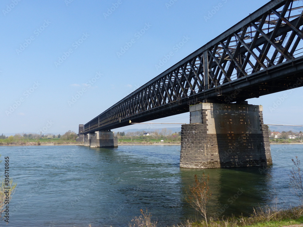 Eisenbahnbrücke über den Rhein bei Urmitz Eisenbahnbrücke über den Rhein bei Urmitz
