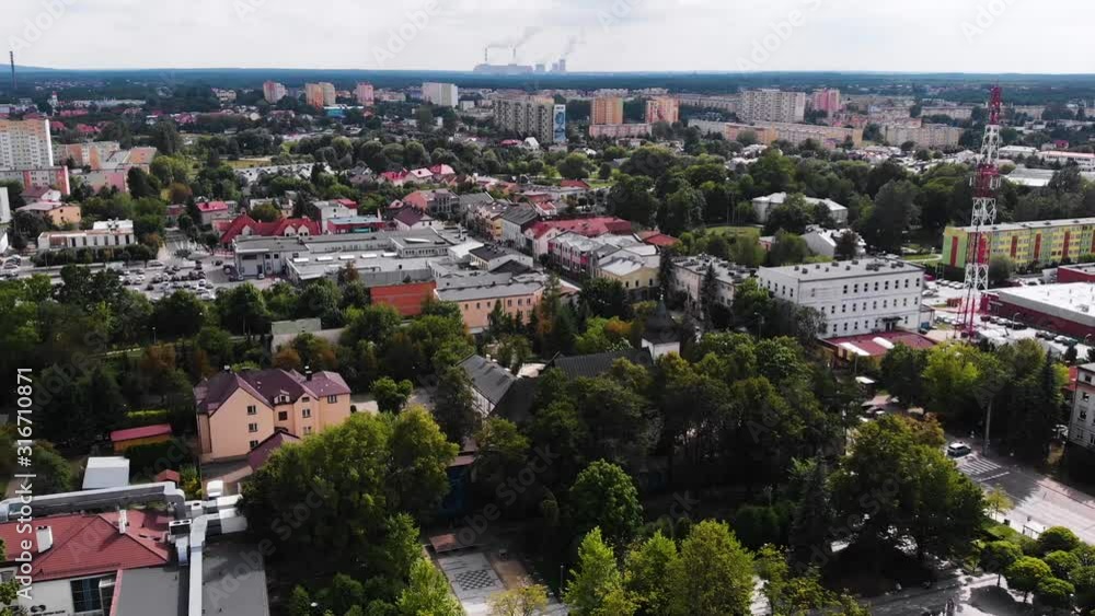 Panorama miasteczka z widokiem na fabrykę z lotu ptaka Panorama miasteczka z widokiem na fabrykę z lotu ptaka
