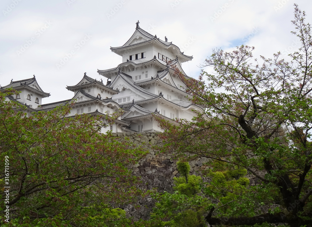 Blick auf Schloß Himeji hinter Bäumen / Himeji Castle Blick auf Schloß Himeji hinter Bäumen / Himeji Castle
