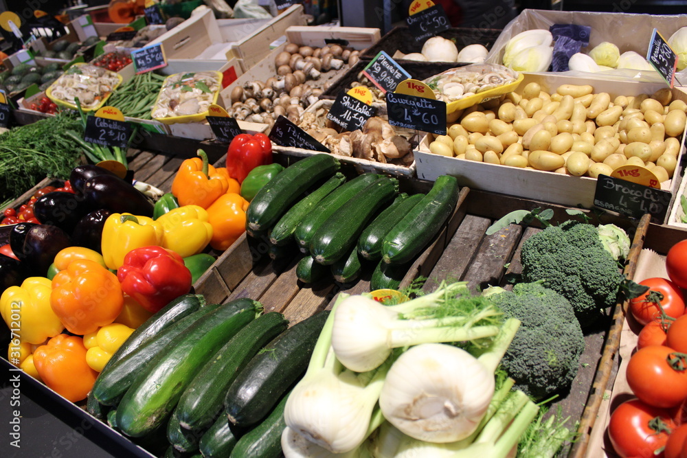 Stand, étal de fruits et légumes sur le marché