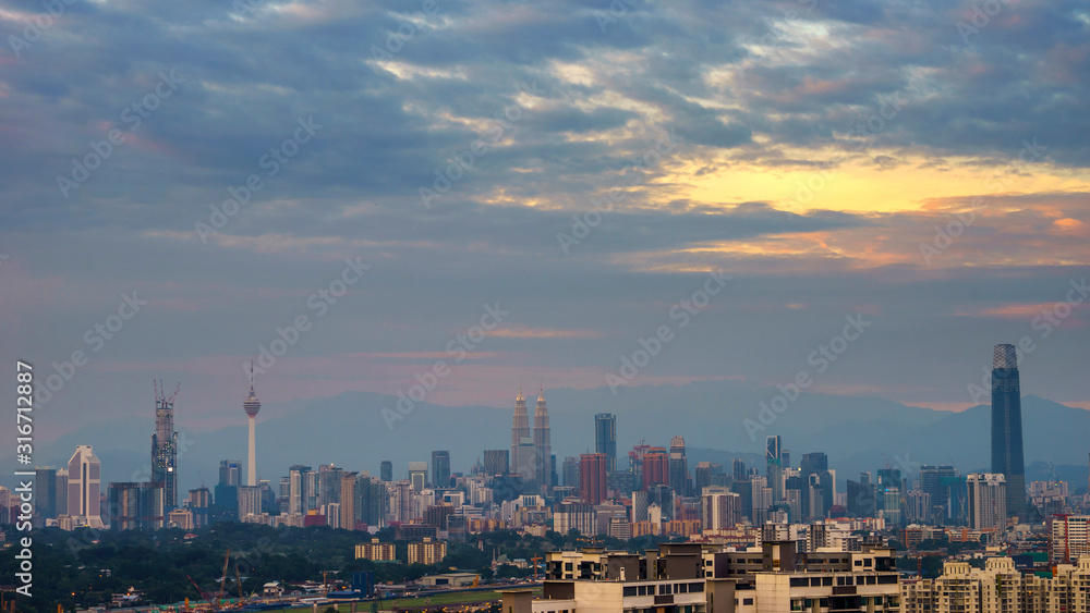 Obraz premium Panorama view of Kuala Lumpur city in the evening.