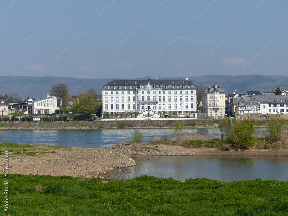 Schloss Engers mit Rheinufer