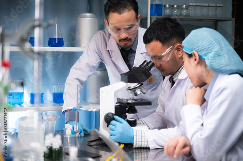 Health care researchers wor...