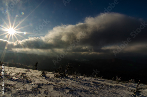 Fototapeta Naklejka Na Ścianę i Meble -  Z połoniny Dźwinackiej Bieszczady zima