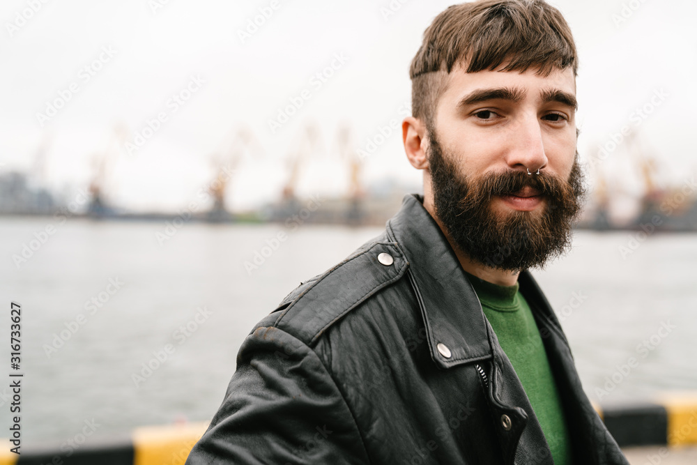 Photo closeup of bearded young man looking at camera Photo closeup of bearded young man looking at camera