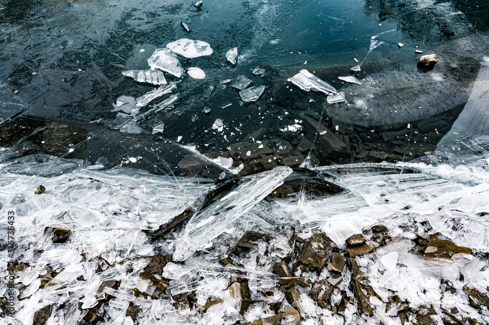 Obraz premium broken peaces of ice at the shore of lake Oeschinensee near Kandersteg in winter